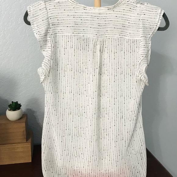 H&M Conscious 🌺 ladies blouse, white with black dots ruffle accents cap sleeves - Picture 3 of 3